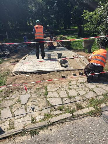 GÓRNE: Remont schodów i alejki