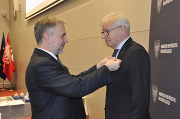 Prof. Ryszard Strzelczyk odbiera Odznakę Honorową - Poznań, 30.12.2019 r.